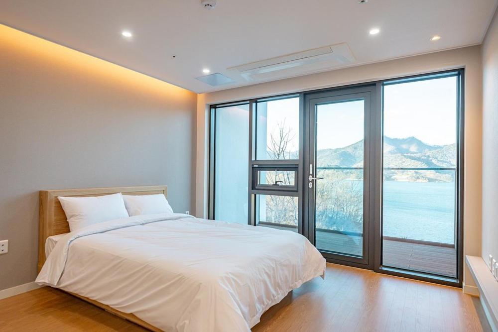 Jecheon The Shine Cheongpung Ξενοδοχείο Δωμάτιο φωτογραφία